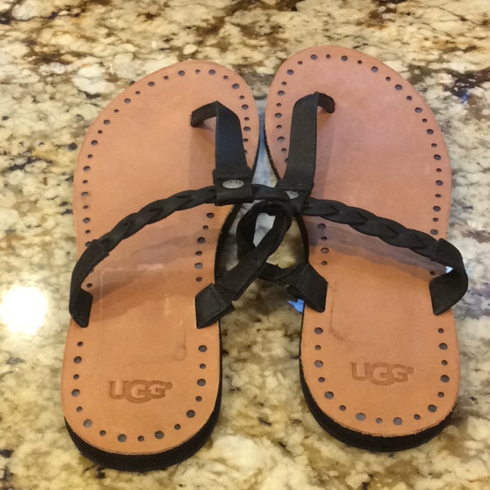 UGG FLIP FLOPS SIZE 6
